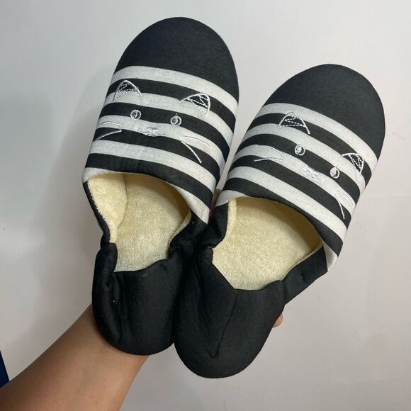 5 for $25🔥Daiso Cozy Terry Lined Slippers Size 7 - Picture 1 of 5